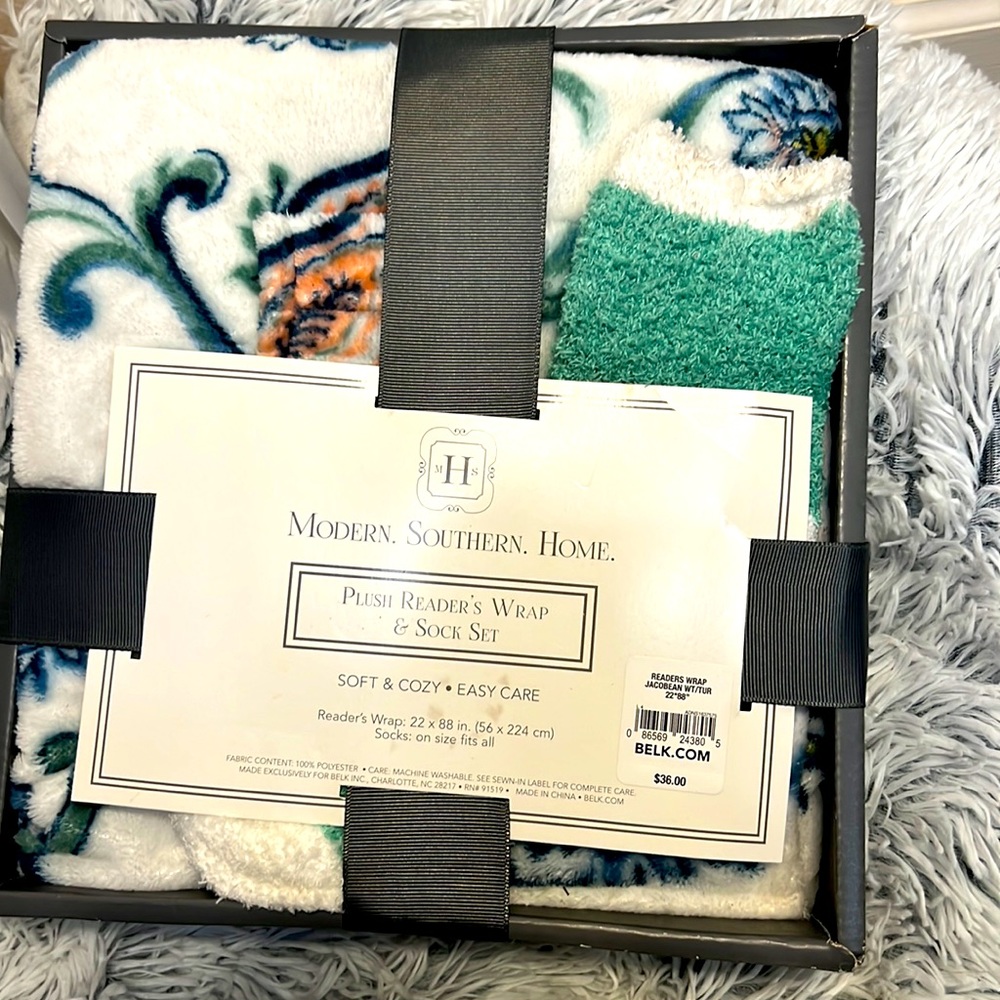 New in Box Cozy Readers Wrap with socks